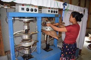Eco-friendly-areca-nut-leaf-sheath-plate-maker-02.jpg
