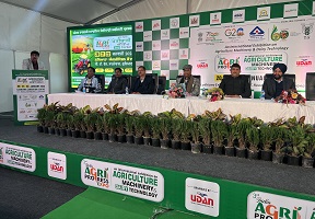 manufacturers-farmers-discuss-01_0.jpg 