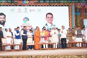 The Chief Minister and Deputy Chief Minister of Maharashtra inaugurate Farmers’ Fair at Kolhapur