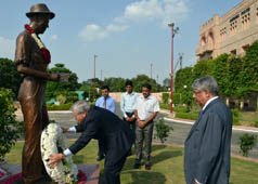 Governor-of-Iowa-02-12-09-2013