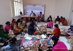 Skill-Development-Programme-on-Making-of-Fibre-based-Decorative-Items-for-Women-and-SHG-Members-concludes-03